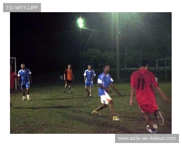 夜场足球赛事吸引年轻观众群体，夜场踢球